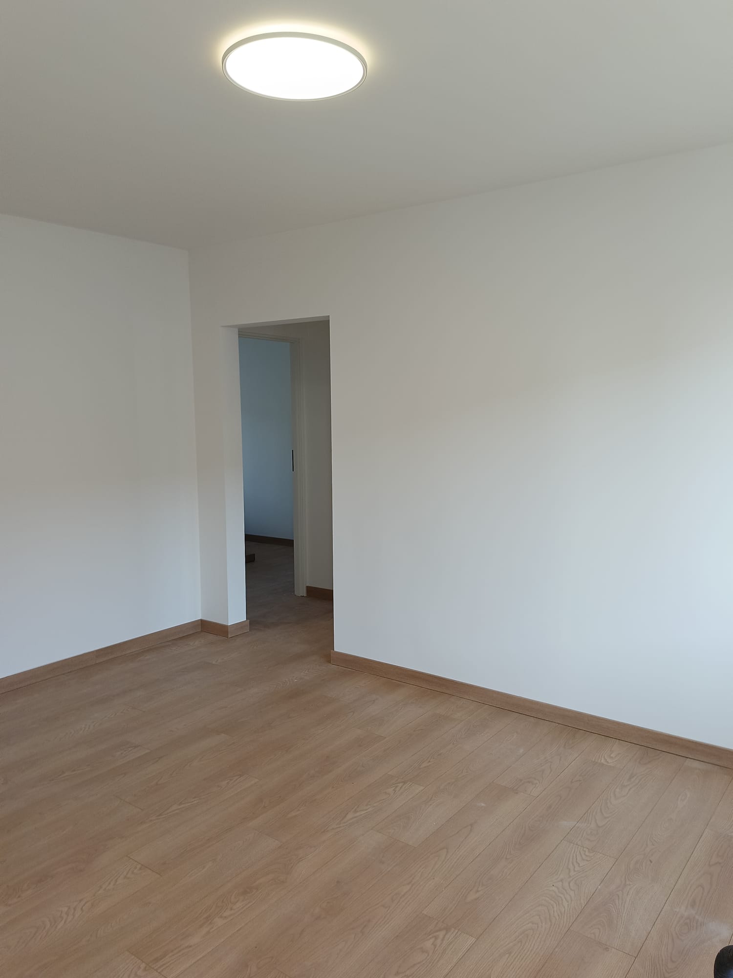 Ściana po tapetowaniu